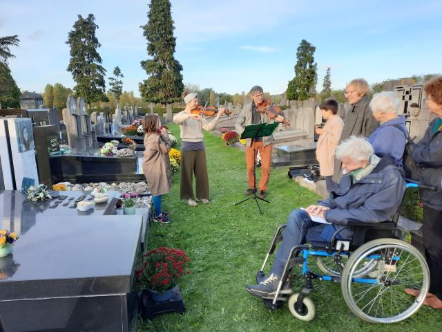 Frans Vos en familie op het kerkhof, 2 november 2022
