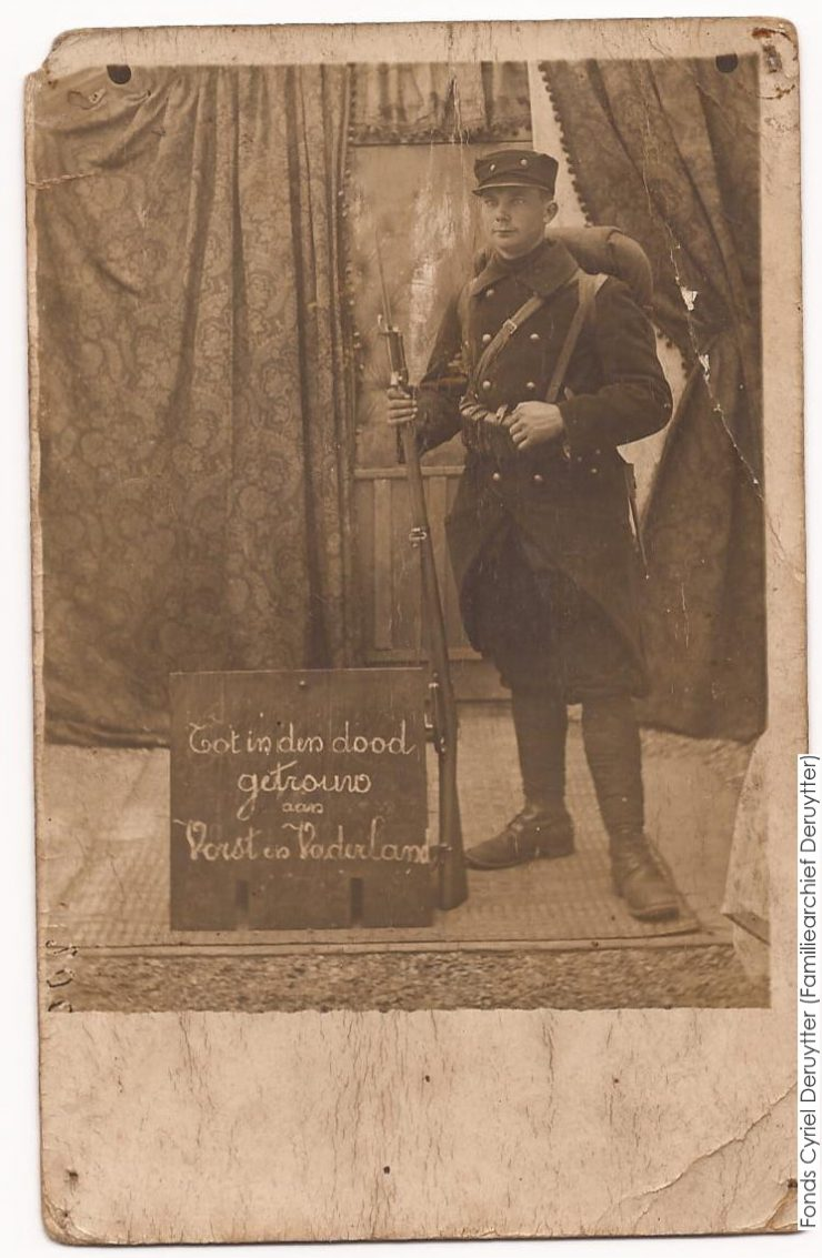 Toegetreden tot het Belgisch leger (januari 1915) met aan de voeten het opschrift: ‘Tot in den  dood getrouw aan Vorst en Vaderland’