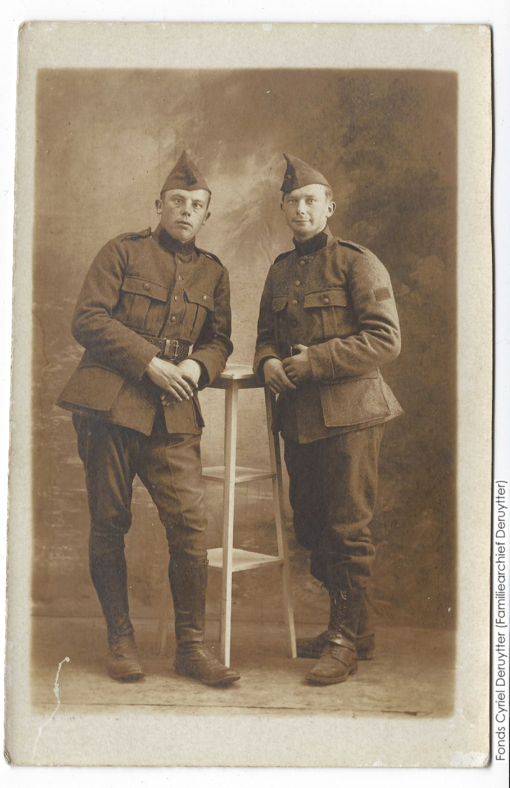 Portret van de broers Cyriel en Constant gemaakt nadat Constant tot het leger toetrad (ca 1917)