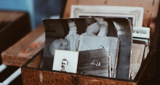 Foto's in een doosje.