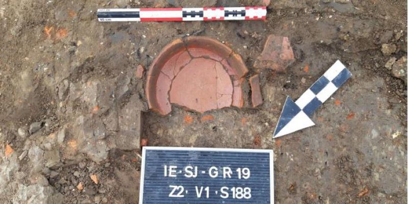 Foto van een rood stenen schaaltje dat werd gevonden tijdens de opgravingen in Sint-Jan.